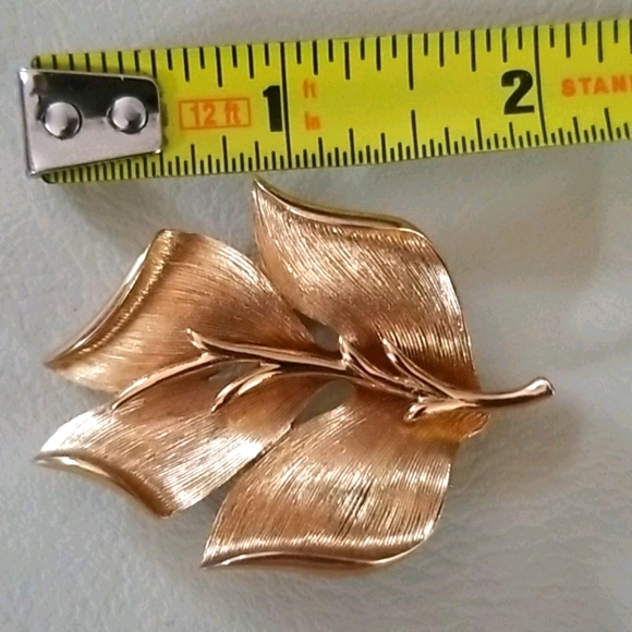 Vintage Signed MONET Brushed Goldtone Leaf Brooch - Picture 10 of 15